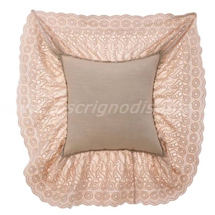 Cuscino con gala in pizzo, colore beige, collezione Tintoretto firmata Blanc Mariclò. Vista dall'alto